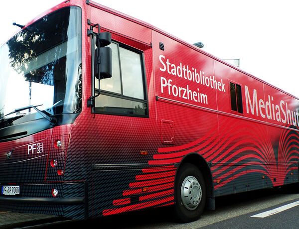 Bus Vollverklebung, rot-schwarz. Produziert von engelberg werbeland GmbH, Pforzheim